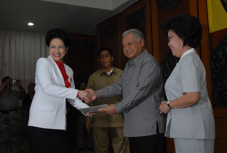 PMI DKI Jakarta Serahkan Penghargaan Motivator Donor Darah Kepada Menteri ESDM